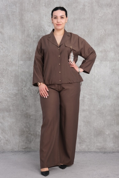  This product is a plus-size womens two-piece set in brown color. The size options are 42, 44, 46, and 48. The product is made of 100% polyester fabric. The set offers a comfortable wear with its loose and spacious cut. The top part features a classic collar design and button closure for easy wear. The sleeves and hem of this set are wide, making it ideal for daily use. The pants have a high waist and wide-leg design that fits perfectly to the body. It is a product that is superior both aesthetically and functionally.