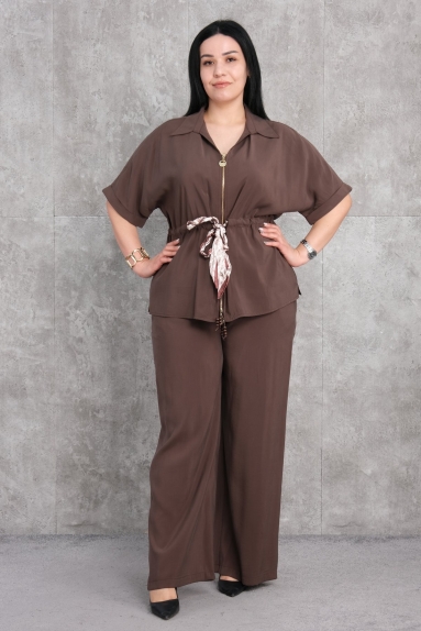  This is a plus-size womens two-piece set. The set is in brown color and made from 100% polyester fabric. Available sizes are 42, 44, 46, and 48. The top has a front zipper and a drawstring detail at the waist. It offers a comfortable fit with its loose cut. The bottom part of the set consists of wide-leg pants.