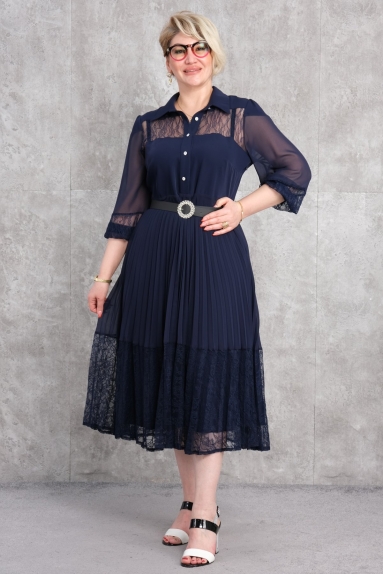  This elegant Plus Size womens dress shines with its navy blue color. Made entirely of 100% polyester fabric. Available in sizes 42, 44, 46, and 48. The long-sleeved design and stunning belt details at the waist offer both comfort and elegance. The lace details on the upper part and hem of the dress add a touch of sophistication. Additionally, the pleated skirt enhances mobility while providing a feminine posture.