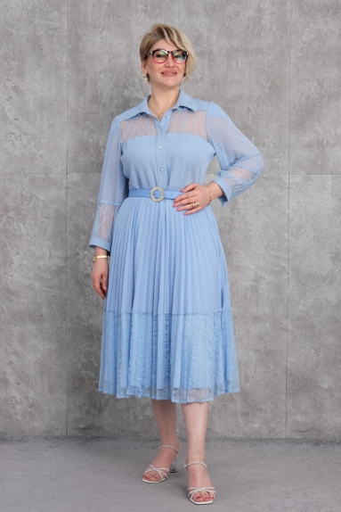  This product is a plus-size womens dress in blue. The available sizes are 42, 44, 46, and 48. The fabric content is 100% polyester. The dress features buttons on the upper part, with lace details on the sleeves and hem. It has a decorative belt at the waist and is suitable for both casual and special occasions, adding elegance to your look.