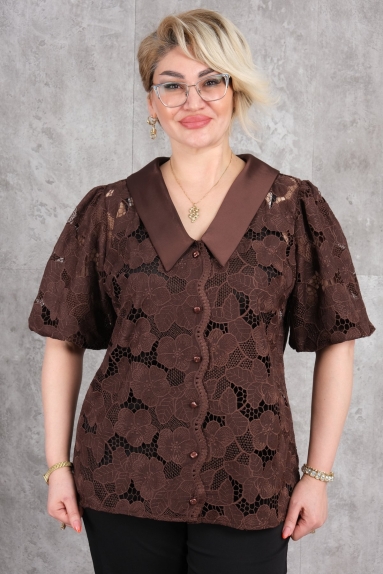  This plus-size womens blouse, available in a chic brown color, combines elegance with style. It comes in sizes 42, 44, 46, and 48, catering to a wide audience. The main fabric composition is 65% Cotton, 30% Polyester, and 5% Elastane, offering both comfort and a fashionable look. With button details on the front and a stylish collar design, this blouse stands out for its quality and craftsmanship.