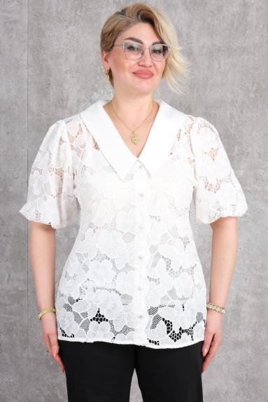  This plus-size womens blouse stands out with its elegant white color, offering both chicness and comfort. As seen from the front and back views of the model, the fabric of the blouse features a floral lace pattern, adding a feminine touch to the outfit. The V-neck design and short puff sleeves present a modern and stylish look. The buttoned front makes it easy to wear. The fabric content of this product is 65% cotton, 30% polyester, and 5% elastane, ensuring skin-friendly and maximum comfort. Available in different sizes (42, 44, 46, 48), it fits every body type.