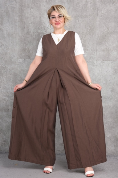  This stylish and comfortable plus-size womens dress stands out with its modern and elegant design. Its available in brown and features a wide, comfortable fit. The dress is made from a high-quality fabric blend of cotton (65%), polyester (30%), and elastane (5%). These properties make it ideal for daily wear, providing gentle touches to your skin. With various size options (42, 44, 46, 48), it fits every body type. The chic pleats at the front offer freedom of movement, while the button details on the sides add a unique touch to the dress.