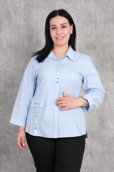  This plus-size womens shirt offers a stylish and comfortable option. Available in a beautiful blue color, the shirts fabric consists of 65% cotton, 30% polyester, and 5% elastane, ensuring both durability and comfort. It comes in various sizes (44, 46, 48, 50) to fit different body shapes. The front button details and side pockets add a functional yet chic look. The back is plain and simple, making it suitable for any occasion.