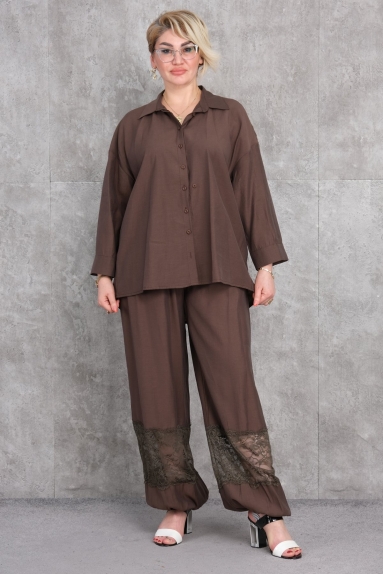  This product is a Plus Size womens Twin Set, and its color is brown. The product is available in sizes 42, 44, 46, and 48. The fabric content consists of 65% cotton, 30% polyester, and 5% elastane. The top part is designed in a button-up shirt style, with long sleeves and a loose fit. The back of the top features lace details, combining elegance and comfort. The bottom part is wide-leg pants adorned with lace details at the cuffs. This twin set is ideal for daily wear as well as complementing your elegance on special occasions.