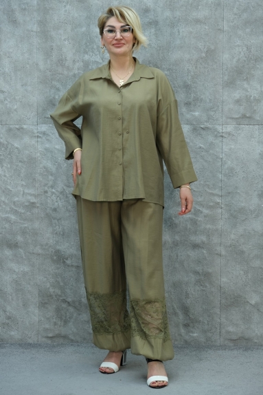  This Plus Size Womens Two-Piece Set is in a chic khaki color. The top piece consists of a buttoned shirt with a relaxed fit. Lace details on the back add an elegant touch to the design. The bottom piece consists of wide-legged pants, and lace details on the cuffs complement the set. The fabric content is 65% cotton, 30% polyester, and 5% elastane. Available sizes are 42, 44, 46, and 48.