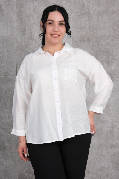  This plus size womens blouse is elegant and stylish. Its white color makes it easy to pair with various outfits and suitable for any occasion. Available in sizes 42, 44, 46, and 48, the fabric content is 65% cotton, 30% polyester, and 5% elastane, offering comfort and flexibility. The blouse features a classic button-down design at the front. Additionally, the lace detail starting from the shoulder and descending towards the back adds a noticeable and chic touch to the back of the blouse.