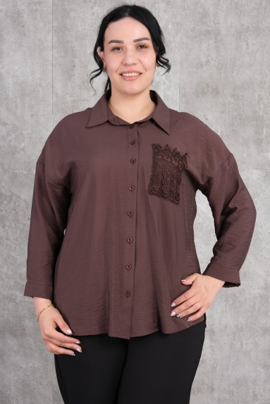  This plus-size womens blouse is a chic and comfortable option that stands out with its brown color. The front of the blouse features a lace-detailed pocket, while the back is adorned with elegant lace details and a crisscross string design. Made from a blend of 65% cotton, 30% polyester, and 5% elastane, this blouse is both comfortable and flexible. Available in sizes 42, 44, 46, and 48, it is ideal for those seeking both comfort and style in one piece.