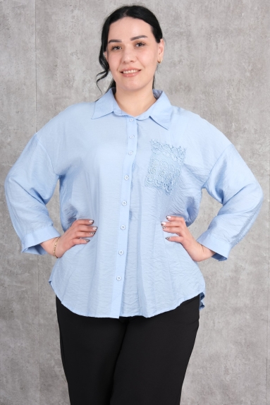  This plus-size womens blouse stands out with its elegant design and chic look. The product is available in blue and comes in sizes 42, 44, 46, and 48. The fabric composition is 65% cotton, 30% polyester, and 5% elastane, providing both comfort and flexibility. The front features buttons and a detailed pocket ornamentation, while the back has lace details and lacing, making the blouse suitable for both stylish and casual wear.