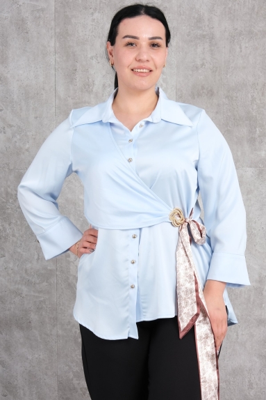  This product is a super plus size sports blouse designed specifically for plus size women. The blouse, available in blue, is offered in sizes 50, 52, 54, and 56. The fabric content consists of 65% Cotton, 30% Polyester, and 5% Elastane. Featuring a crossover cut on the front, it is completed with a decorative buckle. The long-sleeve design and buttoned cuffs provide both comfort and a stylish appearance.
