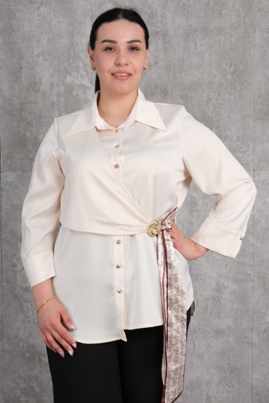  This plus size womens blouse stands out with its modern and stylish design. The beige blouse is available in sizes 50, 52, 54, and 56. Made of high-quality fabric, it offers comfortable wear with 65% cotton, 30% polyester, and 5% elastane. The front of the blouse features buttons and a stylish buckle detail at the waist. The back is plain and straightforward, ensuring a sleek appearance.