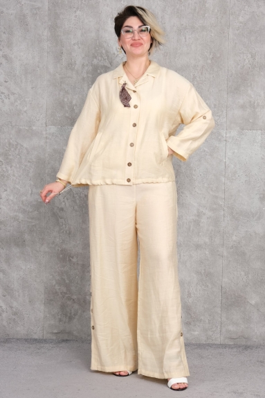  We are pleased to present this elegant plus-size womens suit set. The product is in a delightful yellow color and elegantly styled. Available sizes are 42, 44, 46, and 48. The set consists of a top and bottom piece. The top features button details and side pockets. The bottom piece is a wide-leg trouser. The fabric composition is 65% cotton, 30% polyester, and 5% elastane, making it soft, stretchy, and comfortable. It is suitable for daily use as well as for special occasions.