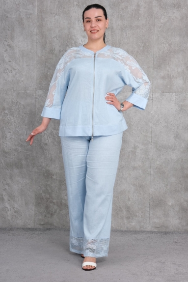 This plus size womens twin set is in blue color and has an elegant and comfortable design. The set consists of two pieces, a top and trousers. The top features lace details and a zip closure, providing a modern look. The sleeves and back part are adorned with lace, offering both a stylish and graceful appearance. The trousers are wide-legged and very comfortable. They also have lace details at the bottom.