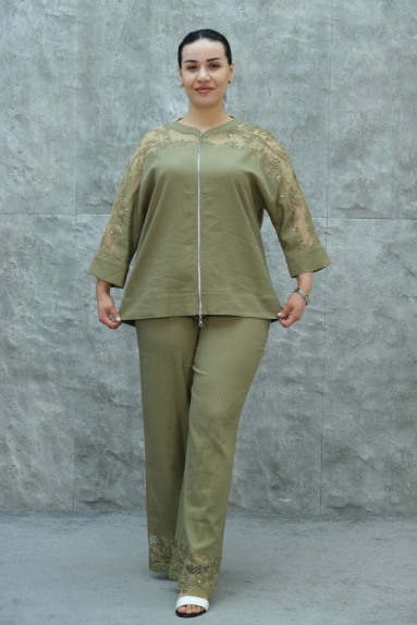  This product, as seen on our model, is a specially designed two-piece set for plus-size women in khaki color. The top piece features a practical zipper closure. It has elegant lace details on the shoulders and sleeves. Its wide cut and comfortable structure make it ideal for daily wear. The bottom piece is flexible and comfortable, with lace details on the hems. Available in sizes 42, 44, 46, and 48. The fabric content is 65% Cotton, 30% Polyester, and 5% Elastane.