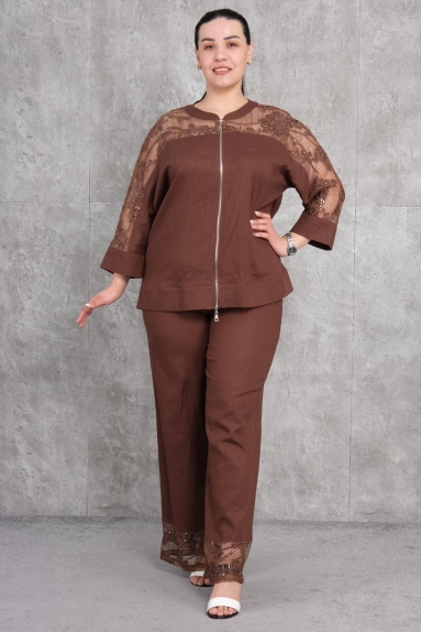  This product is a plus-size womens two-piece set in brown color. The set is made of 65% cotton, 30% polyester, and 5% elastane, which ensures the garment is both comfortable and durable. The top features a zip detail in the front and lace embellishments on the sleeves. The bottom is a straight-cut pair of pants with lace details at the hems. The set is available in sizes 42, 44, 46, and 48.