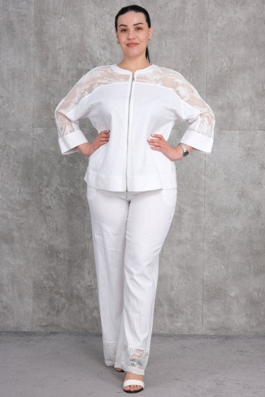  This elegant plus-size womens two-piece set catches the eye with its white color and stylish lace details. The top features a zip closure and three-quarter sleeves. With delicate lace details on the shoulders and sleeves, the top offers a modern and sophisticated look. The pants are similarly adorned with lace details at the hems and boast a comfortable cut. Made from 65% cotton, 30% polyester, and 5% elastane, the set provides both comfort and style. Available sizes are 42, 44, 46, and 48.