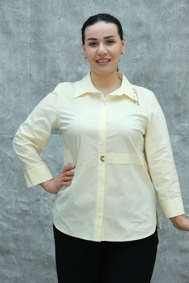  This product is a Plus Size womens blouse that offers a modern and chic style. The blouse, in a vibrant yellow color, is made of 65% cotton, 30% polyester, and 5% elastane. It fits perfectly on the model, making it ideal for comfortable and daily use. Available in sizes 50, 52, 54, and 56. The front features a button closure and button details on the cuffs. The back is plain, providing both an aesthetic and comfortable look.