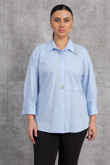  This product is a Super Plus Size womens blouse, designed in blue. Made from high-quality materials, the fabric composition is 65% cotton, 30% polyester, and 5% elastane. This blend gives the blouse both comfort and durability. This blouse effortlessly blends fashion and comfort, making it suitable for any outfit. It offers the wearer freedom of movement. The size options include 50, 52, 54, and 56. The front side of the blouse features button details and a distinctive collar design. The back side is plain yet elegant. With its modern and stylish design, it will become an indispensable part of your wardrobe.
