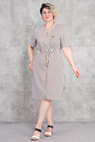  This product is a plus-size dress designed for women and comes in brown color. The fabric content consists of 65% cotton, 30% polyester, and 5% elastane. Available sizes are 42, 44, 46, and 48. The front of the dress features a zipper detail and an adjustable belt at the waist. With short sleeves and knee-length design, this dress offers comfort and casual use.