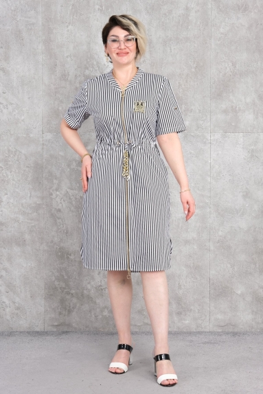  This dress is designed for plus-size women and comes in a chic black color. Available in sizes 42, 44, 46, and 48. The fabric content consists of 65% cotton, 30% polyester, and 5% elastane. With a button-down design at the front, this dress is both elegant and comfortable, making it perfect for both day and night wear. Its comfortable yet stylish design will make you feel great in any setting.