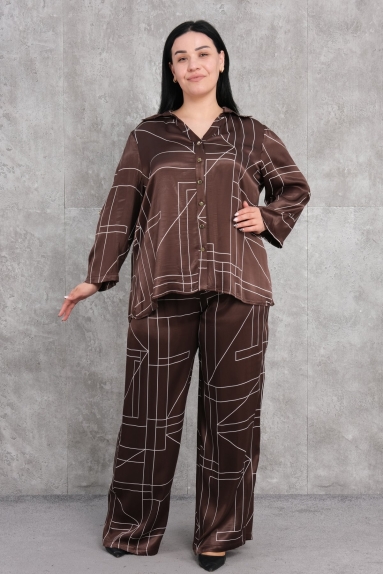  This plus-size womens two-piece suit combines comfort and elegance. It is available in a sophisticated brown color. The sizes available are 42, 44, 46, and 48. The fabric content is 100% polyester, ensuring a light and comfortable wear. The top features a buttoned front and long sleeves. The pants have wide legs and an elastic waistband, providing extra comfort. The geometric patterns on the jacket and pants add a modern touch to the outfit.