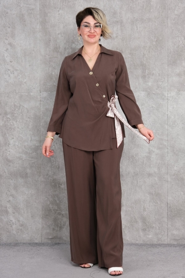  This product is a plus-size womens two-piece set. It comes in a brown color and is made from a soft and comfortable fabric consisting of 92% Modal and 8% Polyester. The available sizes are 42, 44, 46, and 48. The top features asymmetrical buttons and a delicate ribbon detail at the waist. The pants are wide-legged, offering ease of movement. It is ideal for casual wear.
