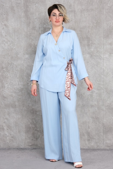 This plus-size womens two-piece set is designed specifically for women looking for a modern and stylish look. The top is in a lovely shade of blue, featuring decorative buttons and detailed bow accents at the waist that increase its elegance. The fabric of the top is composed of 92% modal and 8% polyester, adding softness and durability to the product. The wide-legged pants provide a comfortable fit, making it ideal for everyday wear. This set is available in sizes 42, 44, 46, and 48.