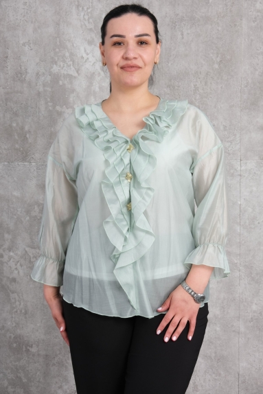  This plus-size women’s blouse is made from 100% Tencel fabric, providing a soft and comfortable feel. With its distinctive petrol green color, the blouse combines elegance and comfort. The delicate ruffles and golden buttons on the front add a feminine and sophisticated touch. The blouse, shown on the model, is available in sizes 42, 44, 46, and 48. It is an ideal piece combining style and comfort for both daily wear and special occasions.