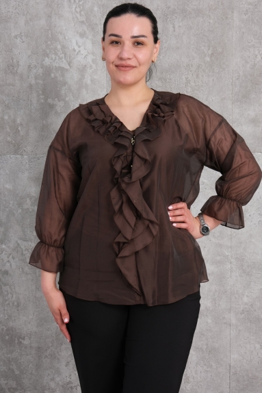  This plus-size womens blouse stands out with its modern and stylish design. The blouse is brown in color and made from 100% Tencel fabric. Tencel fabric provides a soft and comfortable feel. The blouse is adorned with an elegant ruffle detail on the front. The sleeves are slightly loose and gather at the wrist to provide an elegant look. The blouse has a flattering but non-restrictive fit and is available in sizes 42, 44, 46, and 48. This product is designed to be worn in any season and can be styled with different outfits for a chic look.