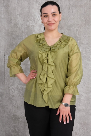  This plus size womens blouse stands out with its stylish and comfortable design. The blouse, which is green in color, is made of 100% Tencel fabric, giving it a lightweight and breathable quality. The front of the blouse features ruffle details running along the zipper, adding movement and elegance to the product. This 3/4 sleeve blouse provides adjustment with elastic details on the sleeves. Available sizes are 42, 44, 46, and 48. In the back view, the relaxed cut and high-quality fabric of the blouse are clearly visible.