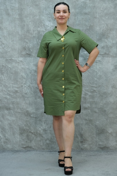  This Plus Size womens dress in Khaki color offers an elegant and comfortable look. It is made from a fabric consisting of 65% cotton, 30% polyester, and 5% elastane, providing flexibility and comfort. The buttoned front allows for easy wear. The dress, as seen on the model, is available in sizes 42, 44, 46, and 48. It is an ideal choice for both everyday wear and special occasions to complete your elegance.