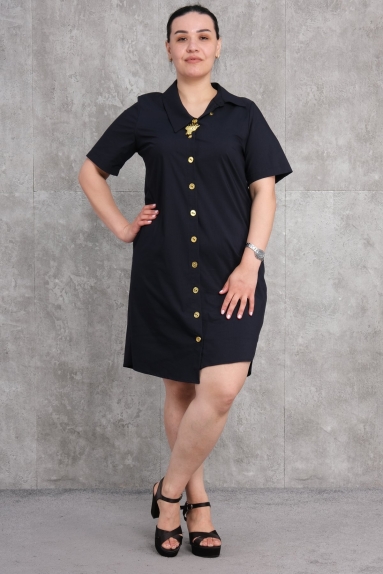  This plus size womens dress offers an elegant and comfortable option. It provides a stylish and classic look with its navy blue color. It features button details on both the front and back. The size options are 42, 44, 46, and 48. The fabric content is composed of 65% cotton, 30% polyester, and 5% elastane. This blend makes the dress both durable and flexible. The short sleeves provide comfort in warm weather.