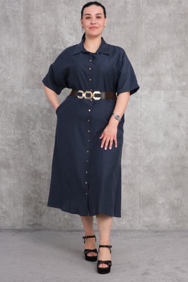  This plus-size womens dress features an elegant and stylish design. The dress stands out with its indigo color and can be easily worn both in daily life and on special occasions. Available in sizes 42, 44, 46, and 48. The fabric composition is 65% cotton, 30% polyester, and 5% elastane, providing both comfort and flexibility. The dress has button details on the front and falls below the knee. From the back, it offers a simple and sophisticated look. The model has paired the dress with a wide brown belt, adding an eye-catching detail to the waist area.