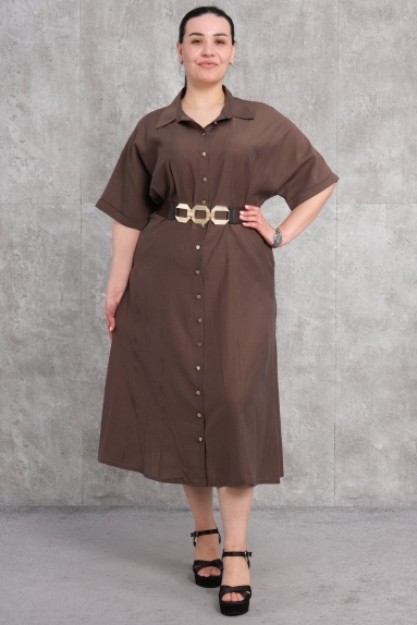  This product on the model is a plus size women’s dress in brown color. The dress is available in sizes 42, 44, 46, and 48, and the fabric composition is 65% cotton, 30% polyester, and 5% elastane. It features a shirt collar detail and front button closure. The belt used at the waist adds elegance to the dress and makes the waist more defined.