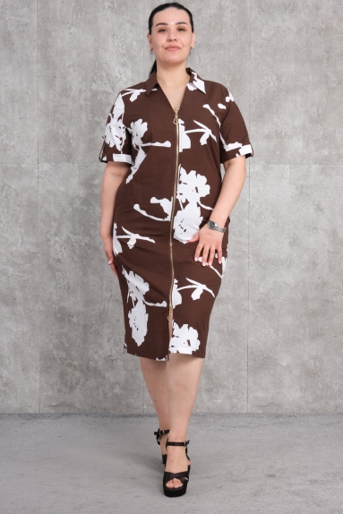  This plus-size womens dress comes in a stylish brown color. The dress features a zipper detail on the front and has short sleeves. The fabric composition is 65% cotton, 30% polyester, and 5% elastane, providing comfort and flexibility. Available sizes include 42, 44, 46, and 48. It is an ideal choice for both daily wear and special occasions.