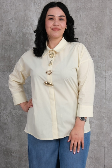  بلوزة نسائية بمقاس كبير: هذه البلوزة الصفراء الرائعة مصممة خصيصاً للنساء ذات المقاسات الكبيرة. التفاصيل المعدنية الزخرفية في الجزء العلوي تضيف أناقة للبلوزة. بفضل ميزتها في امتصاص الرطوبة، تعد هذه البلوزة خياراً مناسباً للاستخدام اليومي والمناسبات الخاصة. متاحة بمقاسات 42، 44، 46، و48. يتكون القماش من 65% قطن، 30% بوليستر و5% إيلاستان. هذه التوليفة تضمن أن تكون البلوزة مريحة ومتينة للاستخدام الطويل الأمد.