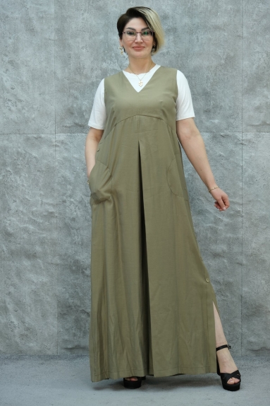  هذا الفستان النسائي بمقاس كبير يأتي بلون الكاكي. متوفر بالمقاسات 42، 44، 46، و48. يتكون نسيج الفستان من 65% قطن، 30% بوليستر و5% إيلاستان. الفستان بقصته الطويلة والمريحة مثالي للاستخدام اليومي. يتميز بثنيات واسعة في الجزء الأمامي وجيوب على الجانبين. توجد تفاصيل سحاب في الجزء الخلفي.