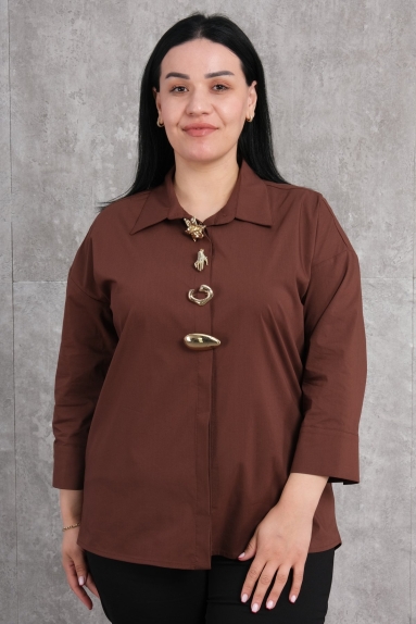  هذه البلوزة النسائية ذات المقاس الكبير تتميز بلونها البني الأنيق. مصنوعة من 65% قطن، 30% بوليستر، و5% إيلاستان، توفر راحة ومرونة عالية. تحتوي البلوزة على تفاصيل معدنية لافتة في الأمام، مما يمنحها مظهراً حديثاً وأنيقاً. متوفرة بمقاسات مختلفة (42، 44، 46، 48) لتناسب مختلف الأجسام. بفضل ياقة واسعة وقصّة مريحة، فهي مناسبة للارتداء اليومي، جامعة بين الراحة والأناقة. الظهر بسيط وخالٍ من التفاصيل.