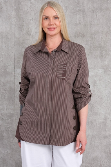  This plus-size womens shirt is distinguished by its elegant and comfortable brown design. Available in sizes 42, 44, 46, and 48, it caters to a wide range of body types. The fabric composition includes 65% cotton, 30% polyester, and 5% elastane. This precise mix ensures breathability, durability, and a slight stretch. The shirt features button details on the front and cuffed sleeves with buttons that can be worn rolled up or down. The back has a clean and simple look. Combining elegance and comfort, this shirt is perfect for everyday wear.