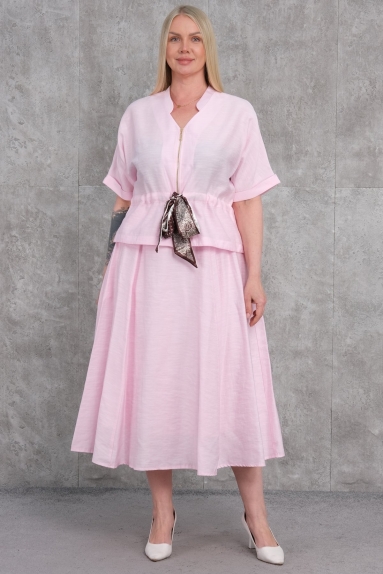  This plus-size womens two-piece set offers a modern and comfortable style. It comes in pink and is available in sizes 42, 44, 46, and 48. The top piece features short sleeves and a V-neck detail, with a stylish zipper and bow detail at the front. The bottom piece is designed as a wide-cut skirt. Made of 20% Polyester, 60% Cotton, and 20% Lycra, this set provides softness and flexibility, making it suitable for daily use and maintaining your elegance in any setting.