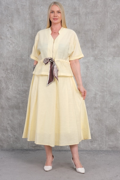  This elegant plus-size womens two-piece set offers both comfort and style. The set is yellow in color, providing a vibrant and fresh look. Made from a fabric composition of 20% Polyester, 60% Cotton, and 20% Lycra, it offers comfort and flexibility. The set comes in sizes 42, 44, 46, and 48. The top piece features short sleeves and is beautifully finished with a delicate scarf detail on the front. The back is plain and simple, adding a sophisticated touch to the outfit. The skirt extends below the knee, allowing for easy movement. With this set, you can complete your style and wear it comfortably in any setting.