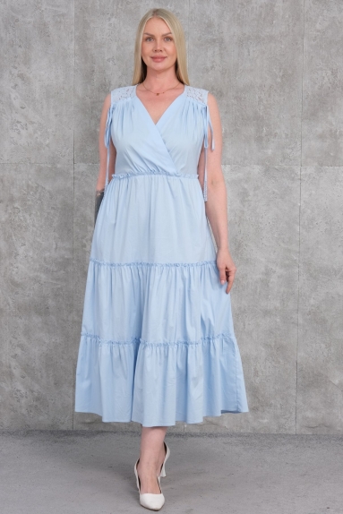  This plus-size womens dress seen on the model showcases an elegant and stylish design in a blue color, available in various sizes (42, 44, 46, 48). Made from a blend of 65% cotton, 30% polyester, and 5% elastane, this dress offers both comfort and flexibility. The lace details on the upper part of the dress add a delicate touch, while the elastic band at the waist and the tiered design of the skirt provide a feminine flair. This dress is ideal for daily wear and can also be a perfect choice for special occasions.