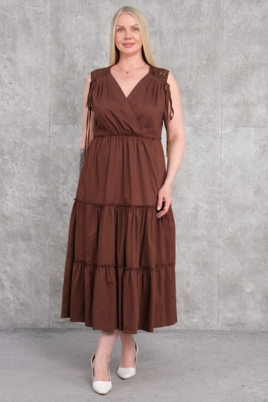  This plus-size womens dress in brown offers an elegant and chic look. Made from 65% cotton, 30% polyester, and 5% elastane, it ensures comfort and breathability. The dress features a deep V-neckline at the front and stylish lace embellishments on the shoulders. It has an elastic band at the waist for shaping and a flowing, tiered skirt. Available in sizes 42, 44, 46, and 48.