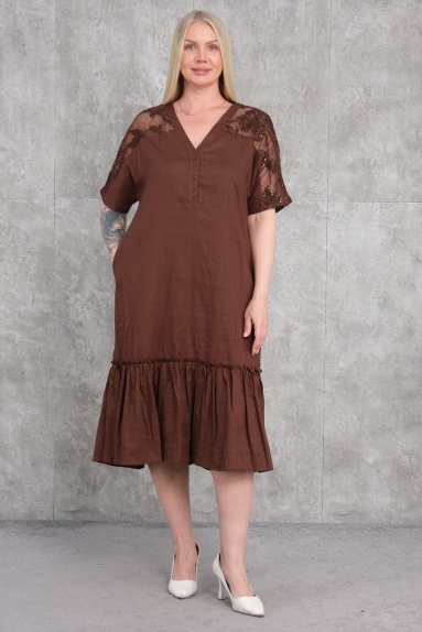  The product seen in these images is a plus-size womens dress in brown. The available sizes are 42, 44, 46, and 48. The fabric is made of 100% polyester. The dress features a V-neckline and three button details at the front. The sleeves are adorned with lace details, giving the dress a comfortable and elegant design. The lace details continue on the back of the dress. The lower part of the dress is pleated, allowing for ease of movement.