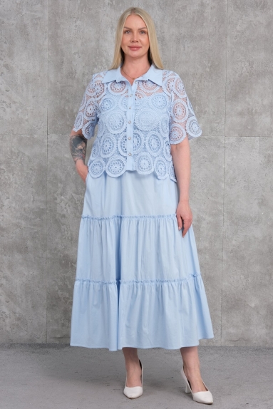  This plus-size womens dress is elegant and comfortable in a stylish blue color. The dress is made of 65% cotton, 30% polyester, and 5% elastane, offering both comfort and durability. As shown in the front and back photos of the model, the dress features a round-patterned lace on the upper part and a tiered skirt design. Available in sizes 42, 44, 46, and 48, you can choose the one that best suits your body type.