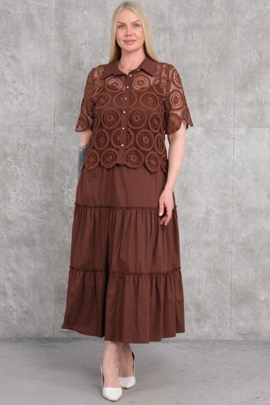 This plus-size womens dress offers a comfortable and stylish look. This brown dress is made from a fabric composition of 65% cotton, 30% polyester, and 5% elastane, making it both comfortable and durable. The front part features an eyecatching lace and button design. Available in sizes 42, 44, 46, and 48, this dress will be a staple piece for spring and summer seasons with its breezy fabric.