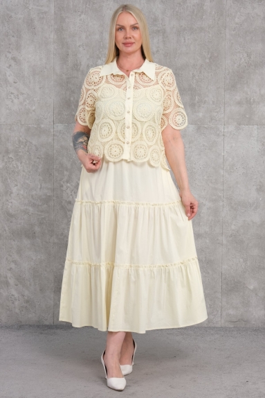  This plus-size womens dress in yellow is a perfect choice for the summer season. The dress features a beautifully detailed lace overlay on the top, extending into a tiered, flowing skirt. Available in sizes 42, 44, 46, and 48, this dress ensures a comfortable fit for various body types. The fabric composition is 65% cotton, 30% polyester, and 5% elastane, providing both comfort and flexibility. With its attractive lace detail and vibrant color, this dress is an excellent choice for both casual wear and special occasions.