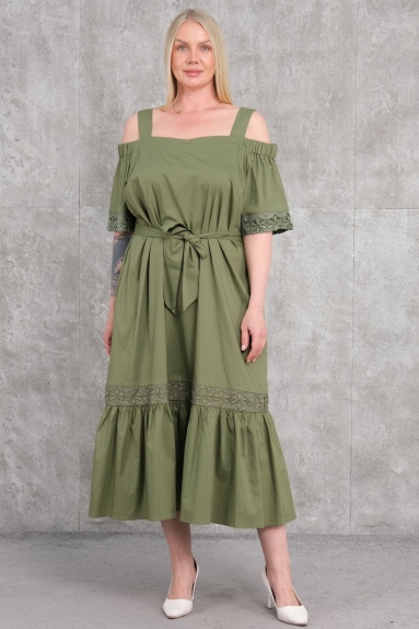  This plus-size womens dress in khaki combines elegance and comfort. The available sizes are 42, 44, 46, and 48, allowing everyone to find a fit that suits them perfectly. The fabric composition is 65% cotton, 30% polyester, and 5% elastane, making the dress both comfortable and durable. The front of the dress features wide straps designed to expose the shoulders. Lace detailing on the shoulder and a tie belt at the waist add a touch of elegance to the dress. The skirt flares out towards the bottom, providing freedom of movement. The back maintains the same elegant details, offering a simple yet striking appearance.
