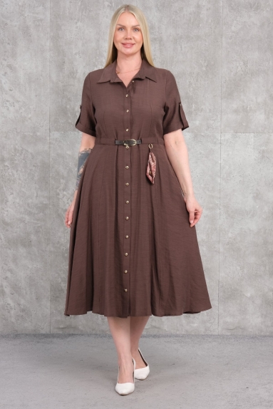  This plus-size womens dress stands out with its elegant design and brown color. It is crafted from a high-quality fabric that comprises 65% cotton, 30% polyester, and 5% elastane, which ensures both comfort and flexibility. The dress comes in sizes 42, 44, 46, and 48, offering a perfect fit for every body type. Adorned with striking gold-colored buttons on the front and a belt at the waist, the dress enhances the silhouette, offering a more refined appearance. With its short sleeves and button-up collar, this dress combines style with comfort. It is a versatile outfit suitable for all seasons.