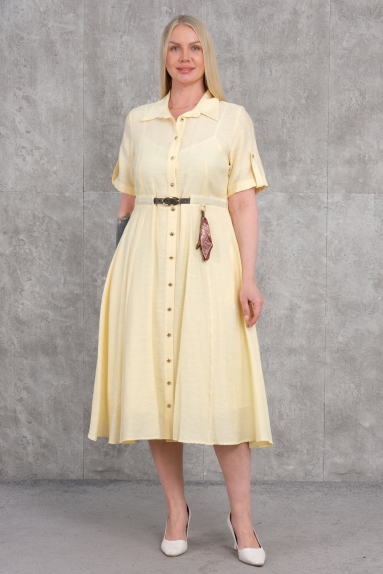  This plus-size womens dress stands out with its yellow color. The available sizes are 42, 44, 46, and 48. The fabric content is 65% cotton, 30% polyester, and 5% elastane, providing comfortable wear. It features button details and a belt at the front. This dress is a perfect choice for both everyday wear and special occasions.